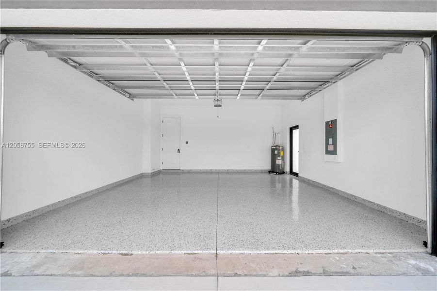 Spacious, unfurnished interior of a new home in , Lehigh Acres (Image 28).