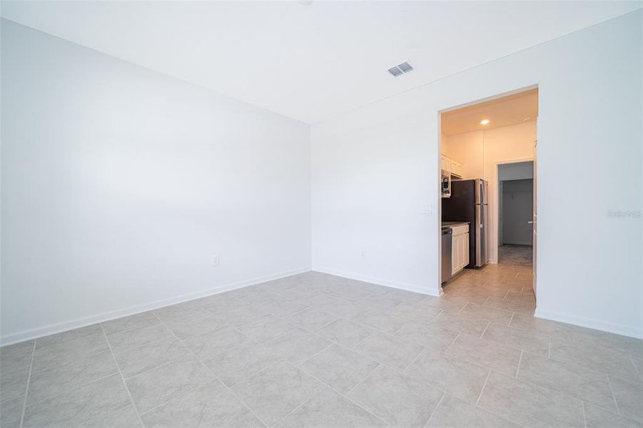 Spacious, unfurnished interior of a new home in Windsong: Estate Collection, Leesburg (Image 11).