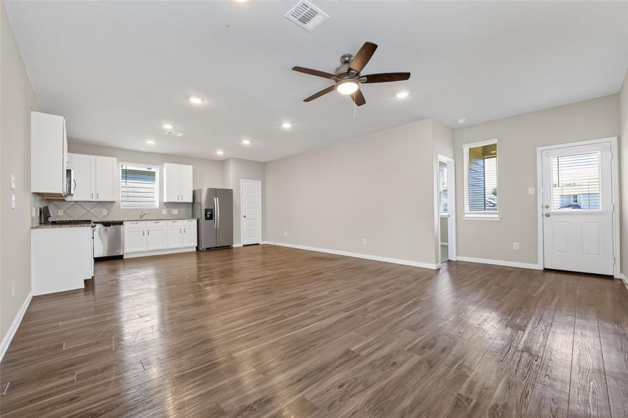 Spacious, unfurnished interior of a new home in River's Edge, Conroe (Image 32). Spacious, unfurnished interior of a new home in River's Edge, Conroe (Image 32).
