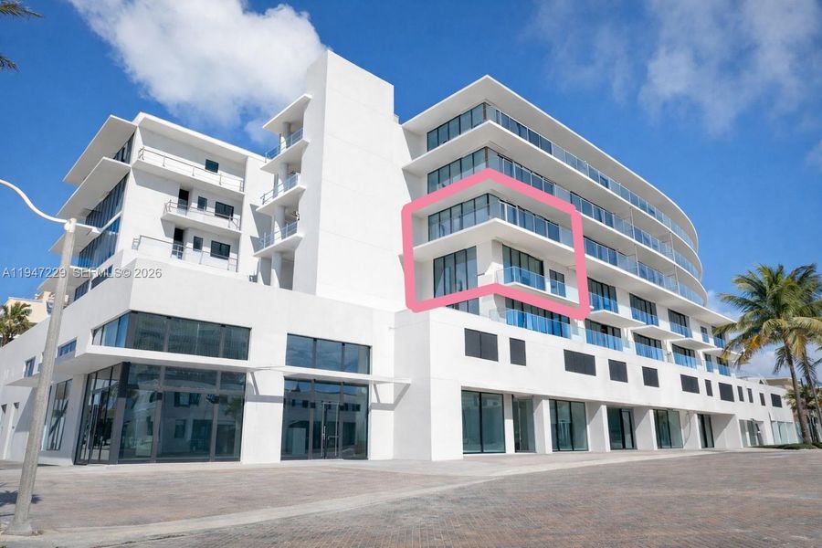 Condo located in Hollywood, FL showcasing its design and architecture (Image 7). Condo located in Hollywood, FL showcasing its design and architecture (Image 7).