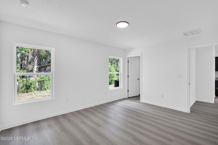 Spacious, unfurnished interior of a new home in , Green Cove Springs (Image 21).