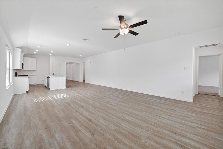 Spacious, unfurnished interior of a new home in Rollingbrook Estates, Baytown (Image 27). Spacious, unfurnished interior of a new home in Rollingbrook Estates, Baytown (Image 27).