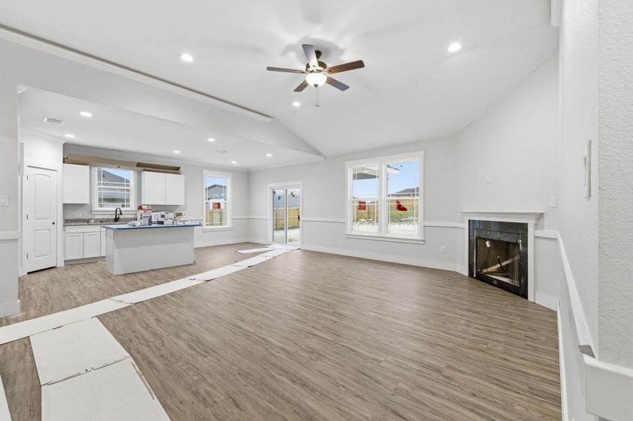 Spacious, unfurnished interior of a new home in Las Palomas Country Club Estates, La Vernia (Image 28).