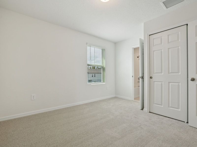 Spacious, unfurnished interior of a new home in Cagan Crossings West, Clermont (Image 11).
