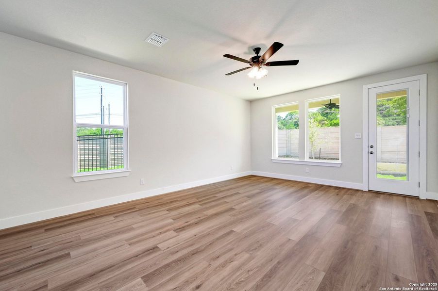 Spacious, unfurnished interior of a new home in Crown Ridge Manor, San Antonio (Image 15).