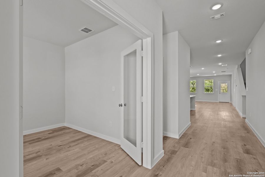 Spacious, unfurnished interior of a new home in Cinco Lakes, San Antonio (Image 31).
