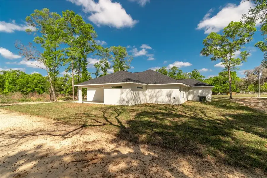 Exterior details and patio area of a home in , Ocala (Image 4).
