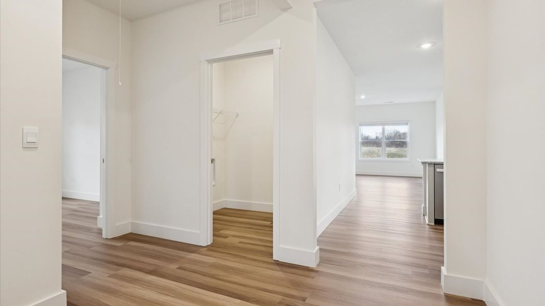 Spacious, unfurnished interior of a new home in Millstone Village, Morristown (Image 10).