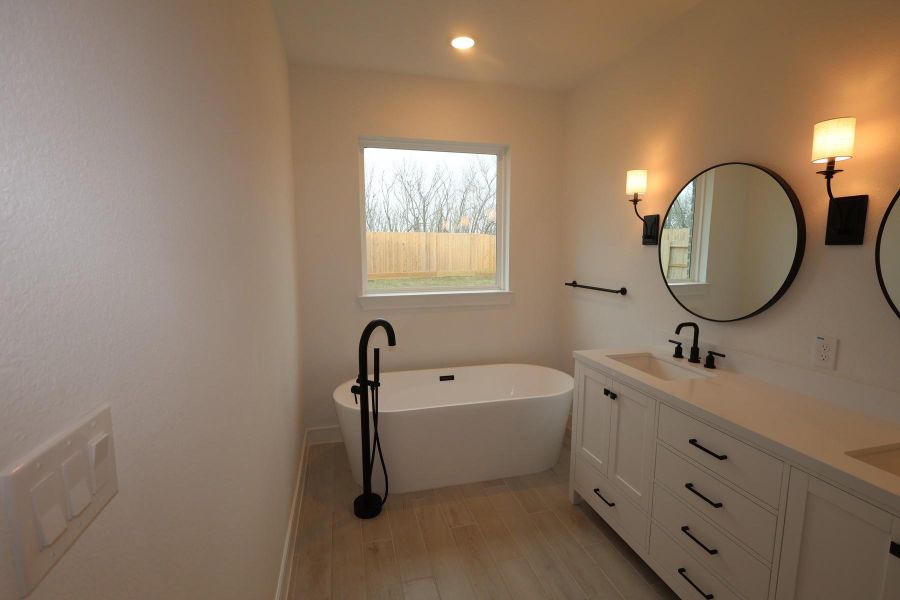 Luxurious primary bath