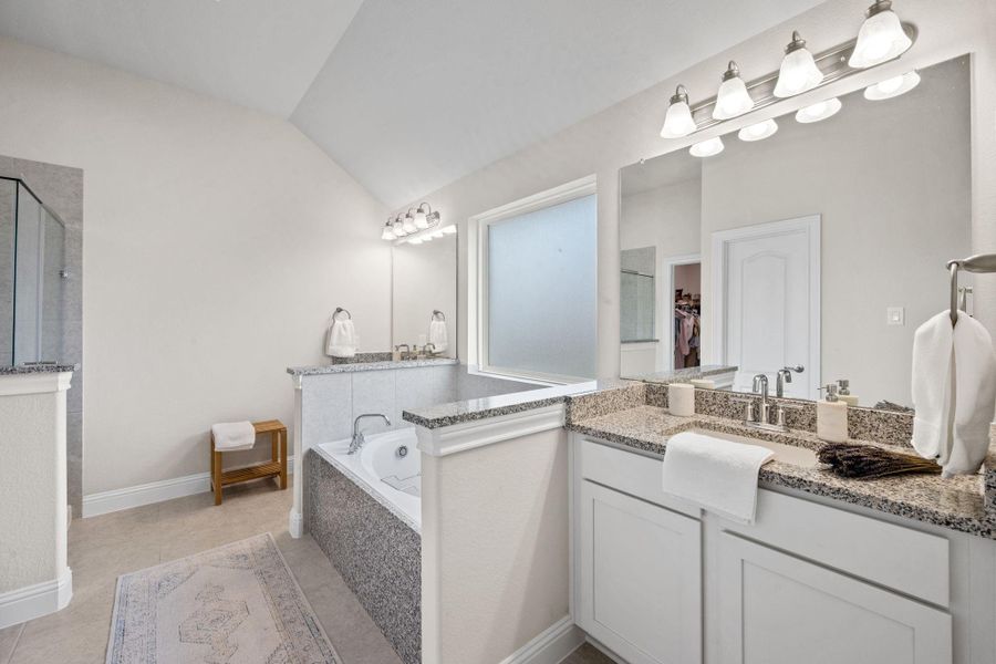 Furnished interior view inside a new home in Champions Forest 90', Mont Belvieu (Image 17).