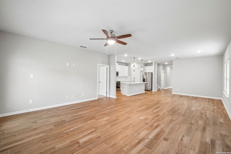 Spacious, unfurnished interior of a new home in Royal Crest, San Antonio (Image 26).