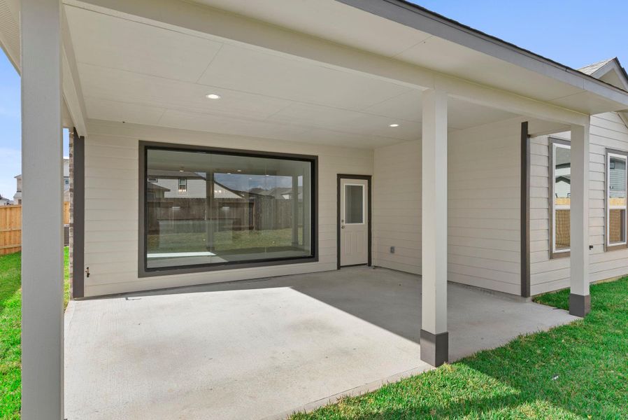 Exterior details and patio area of a home in Huntington Place, Rosharon (Image 4).