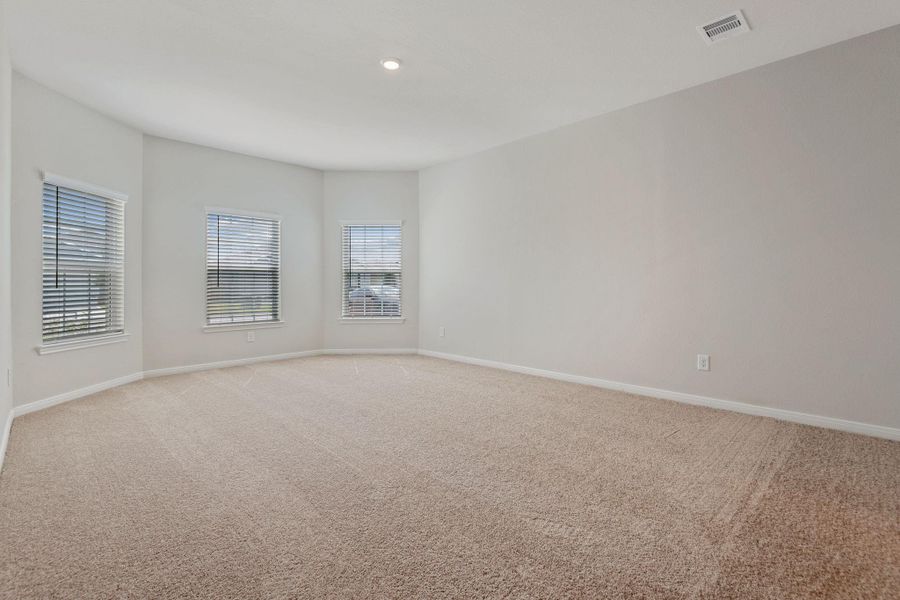 Spacious, unfurnished interior of a new home in Pinewood Trails, Cleveland (Image 17).