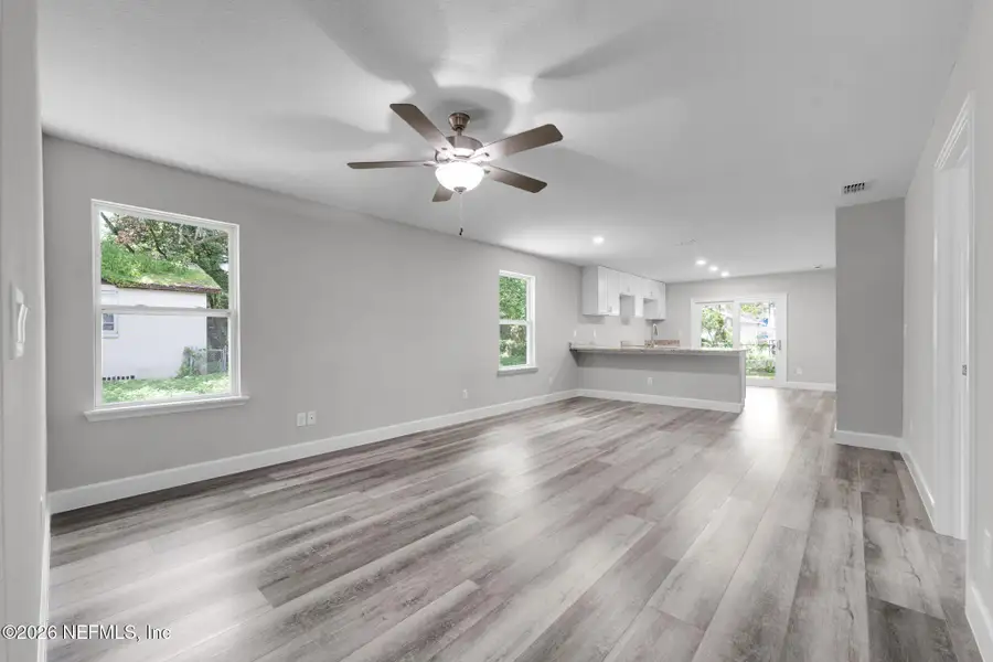 Spacious, unfurnished interior of a new home in , Jacksonville (Image 10).