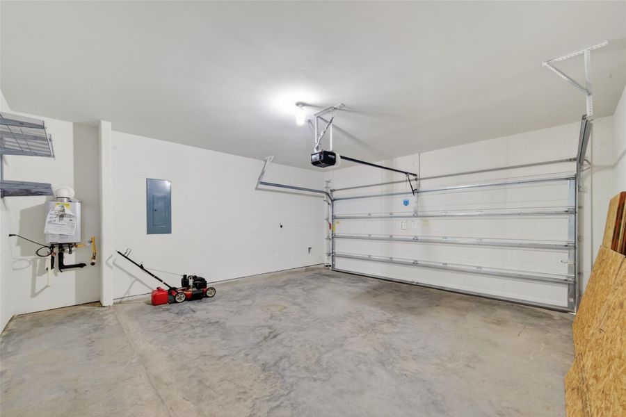 Spacious, unfurnished interior of a new home in Heights of Barbers Hill, Baytown (Image 44).