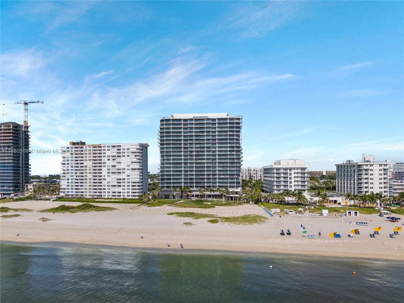 Condo located in Pompano Beach, FL showcasing its design and architecture (Image 34).