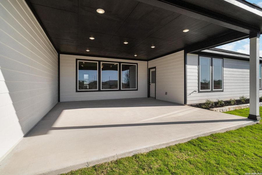 Exterior details and patio area of a home in Alamo Estates, San Antonio (Image 3).