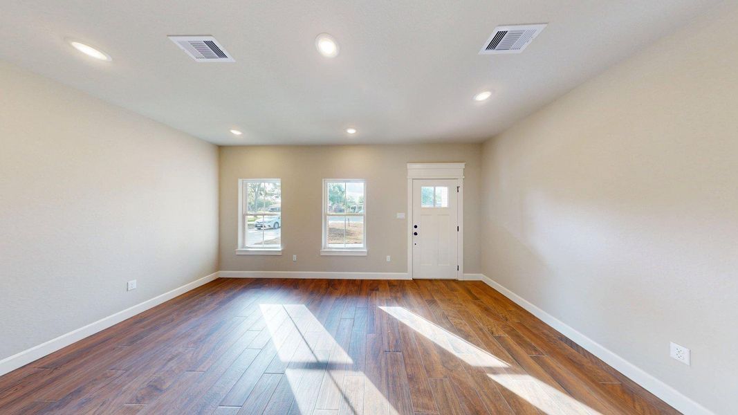 Spacious, unfurnished interior of a new home in , Lake Jackson (Image 19).