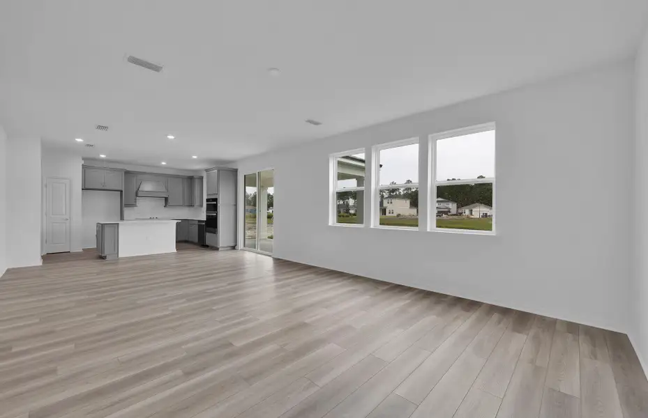 Spacious, unfurnished interior of a new home in Hyland Trail, Green Cove Springs (Image 12).
