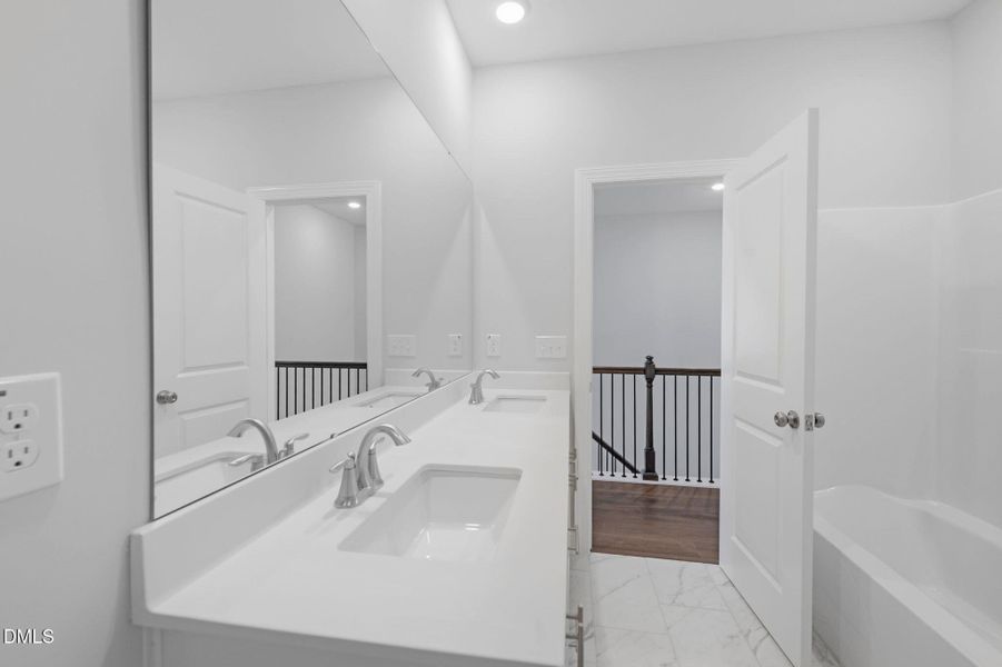 SUN_ShawRidge_Pic_EastmanIII_QMI_14_Bath SUN_ShawRidge_Pic_EastmanIII_QMI_14_Bath