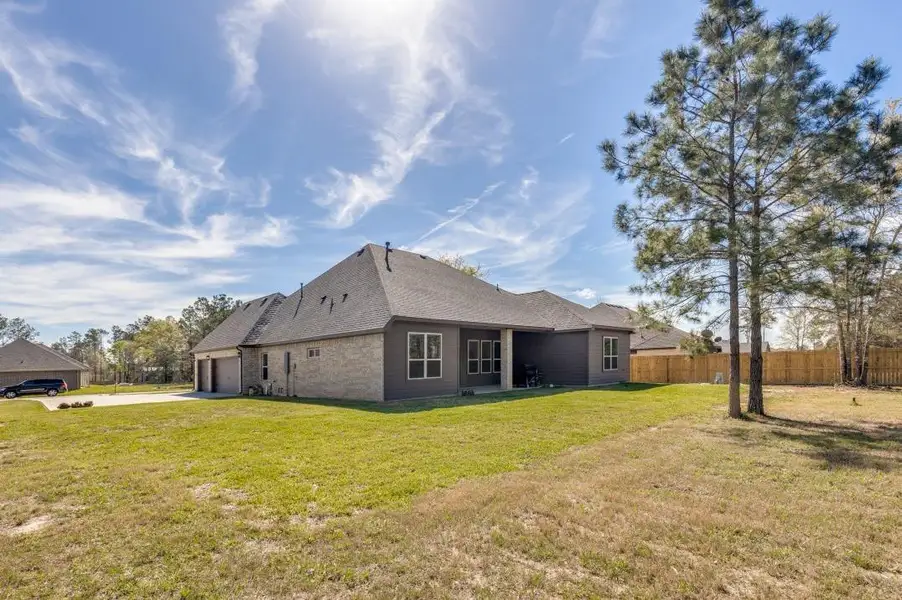 Exterior details and patio area of a home in Deer Pines, Conroe (Image 4).