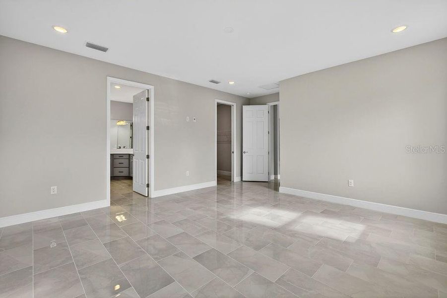 Spacious, unfurnished interior of a new home in , Mount Dora (Image 24).