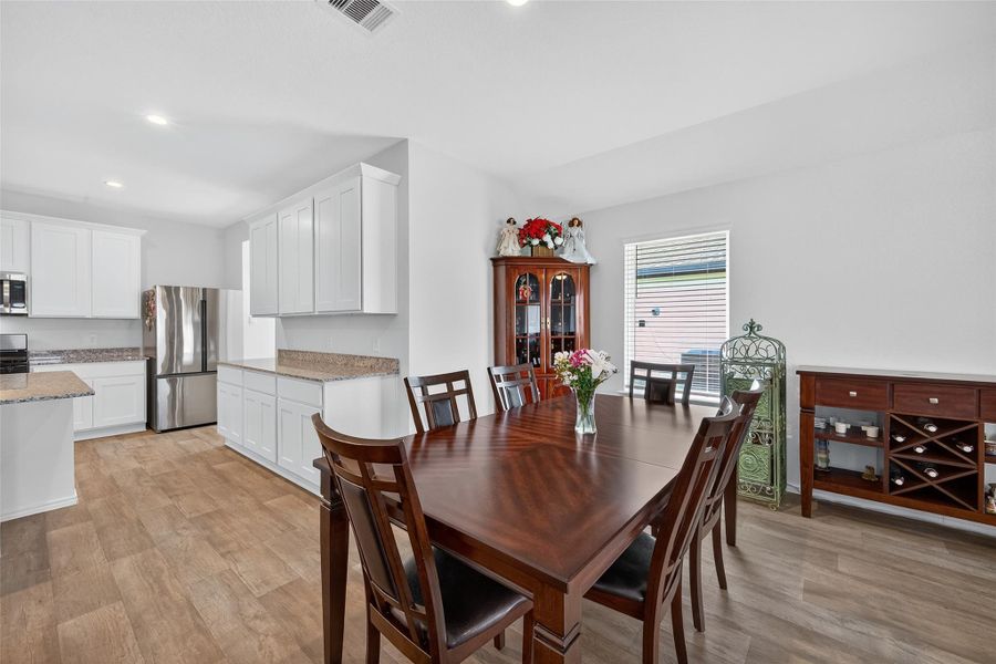 A refined space ideal for memorable meals and intimate celebrations.