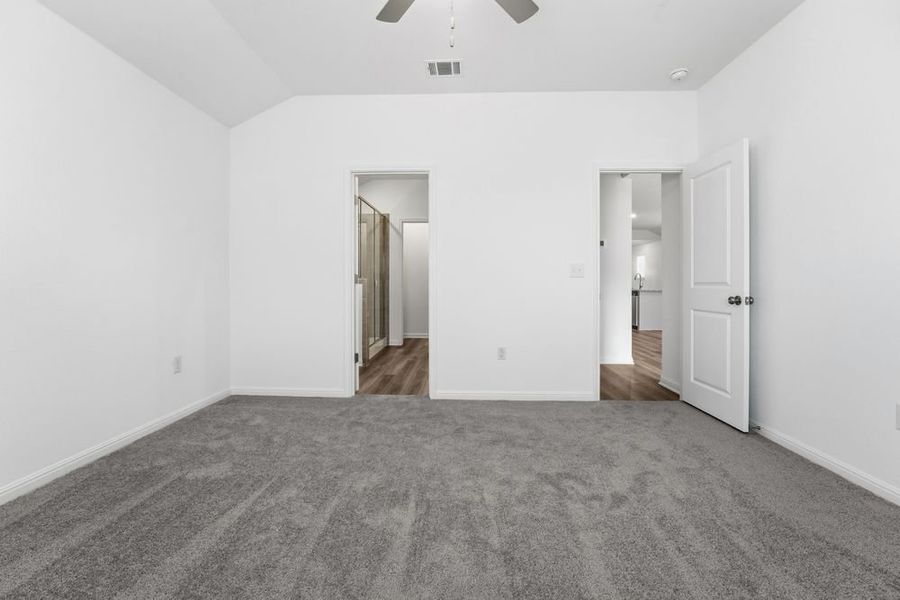 Spacious, unfurnished interior of a new home in Longview, Del Valle (Image 15).