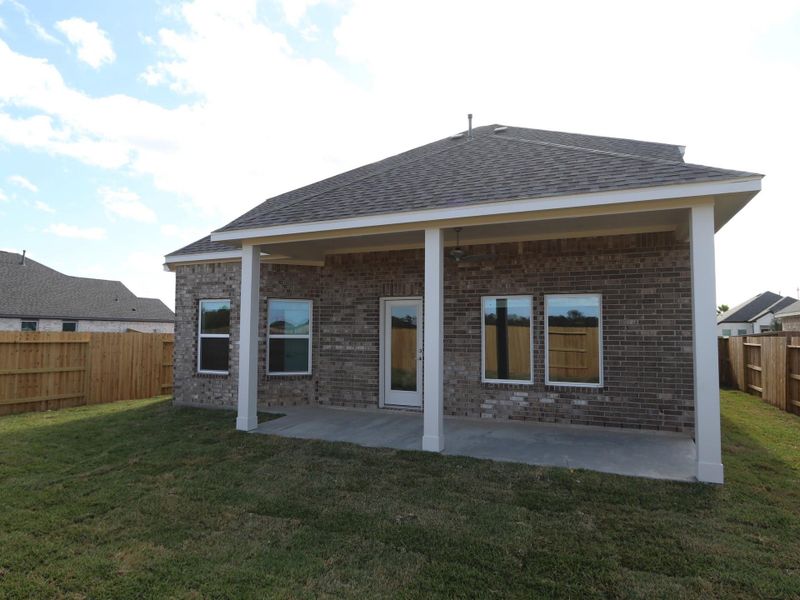 Exterior details and patio area of a home in Lago Mar, Santa Fe (Image 4). Exterior details and patio area of a home in Lago Mar, Santa Fe (Image 4).
