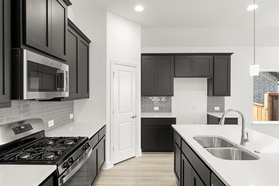 12. 3112 Goldfinch - Kitchen (3)