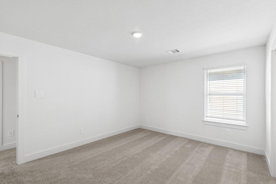 Spacious, unfurnished interior of a new home in Lone Star Landing, Montgomery (Image 17).