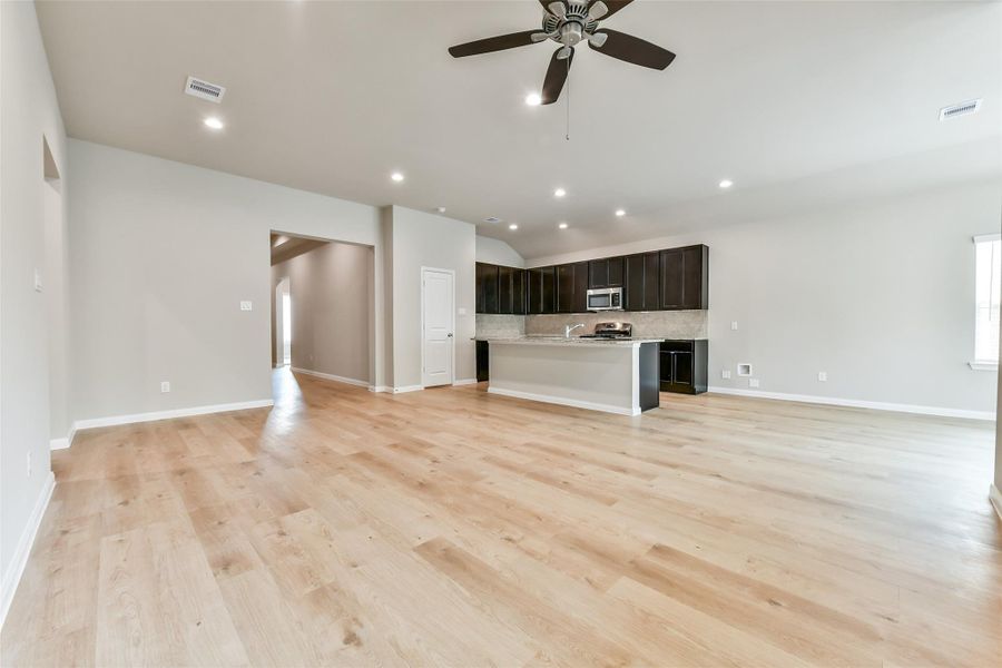 Spacious, unfurnished interior of a new home in King Oaks Village, Baytown (Image 13).