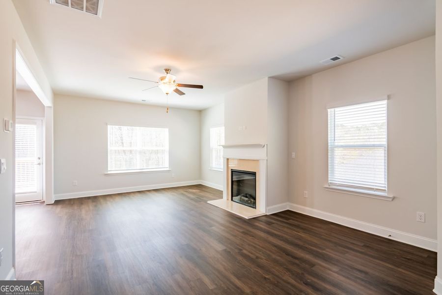 Spacious, unfurnished interior of a new home in Carson's Walk, Macon (Image 12).