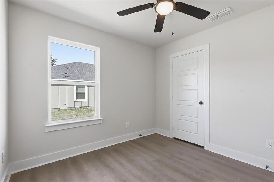 Spacious, unfurnished interior of a new home in , Tolar (Image 21).