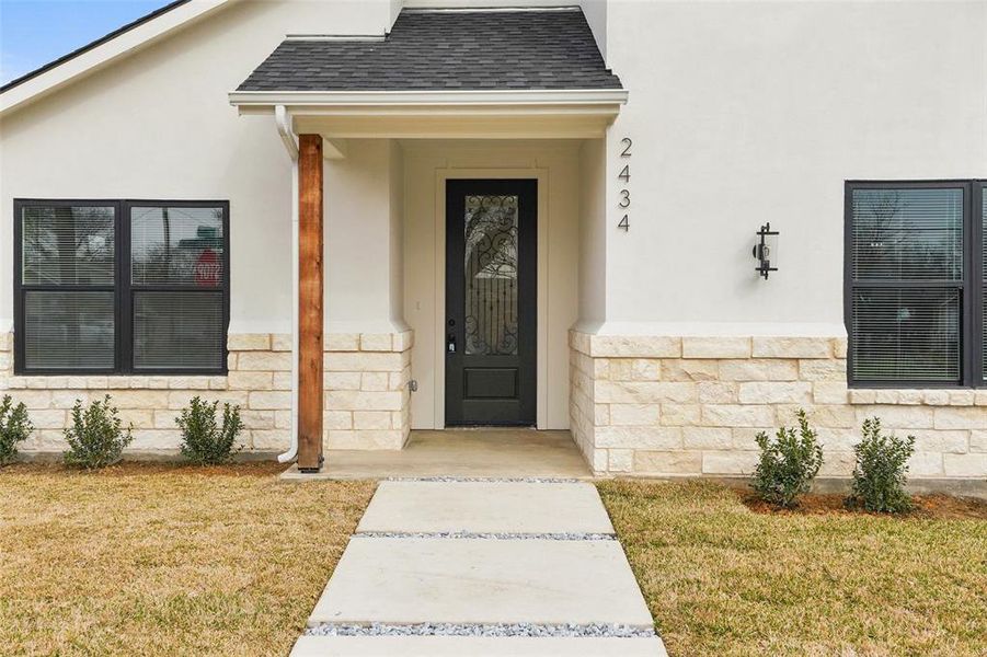Exterior details and patio area of a home in , Dallas (Image 4).