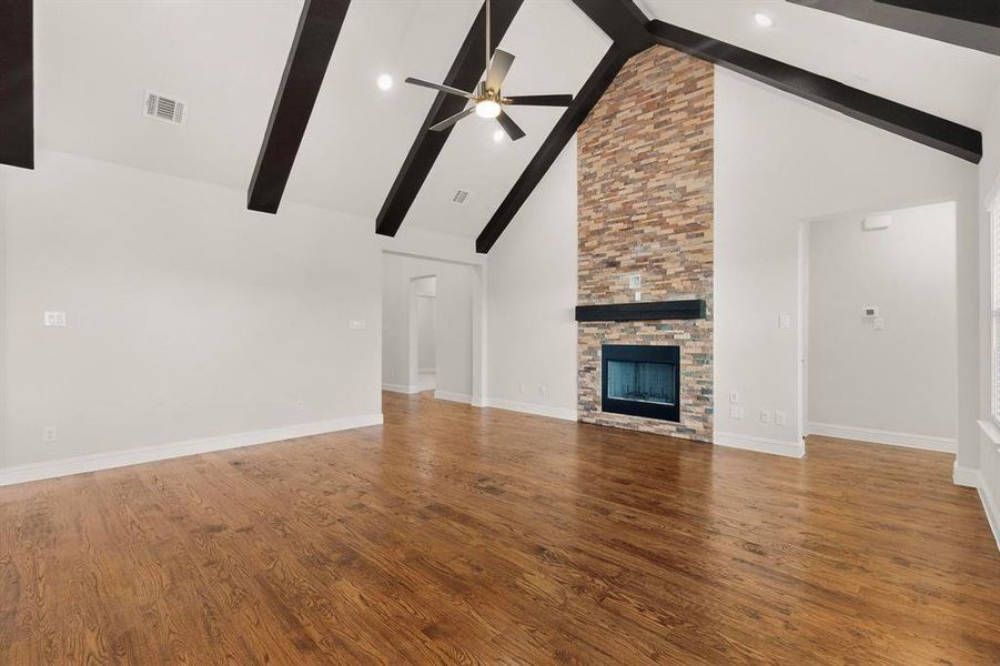 Spacious, unfurnished interior of a new home in , Sulphur Springs (Image 35).