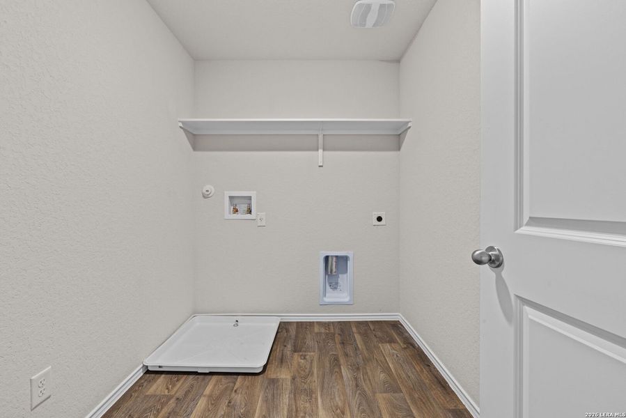 Spacious, unfurnished interior of a new home in Stonehill, San Antonio (Image 21).