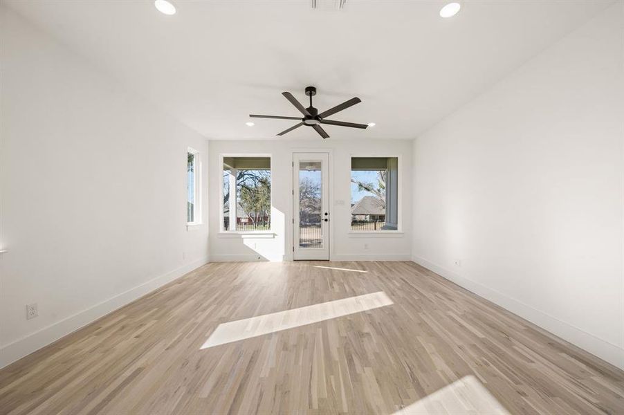Spacious, unfurnished interior of a new home in The Resort on Eagle Mt. Lake, Fort Worth (Image 37).