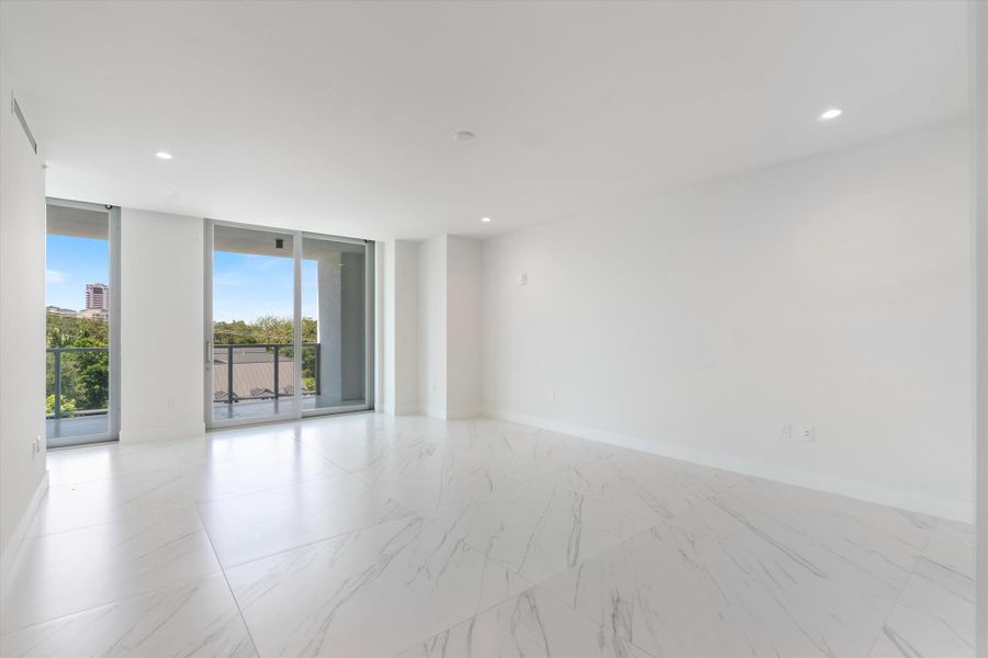 Spacious, unfurnished interior of a new home in Royal Palm Residences, Boca Raton (Image 37).