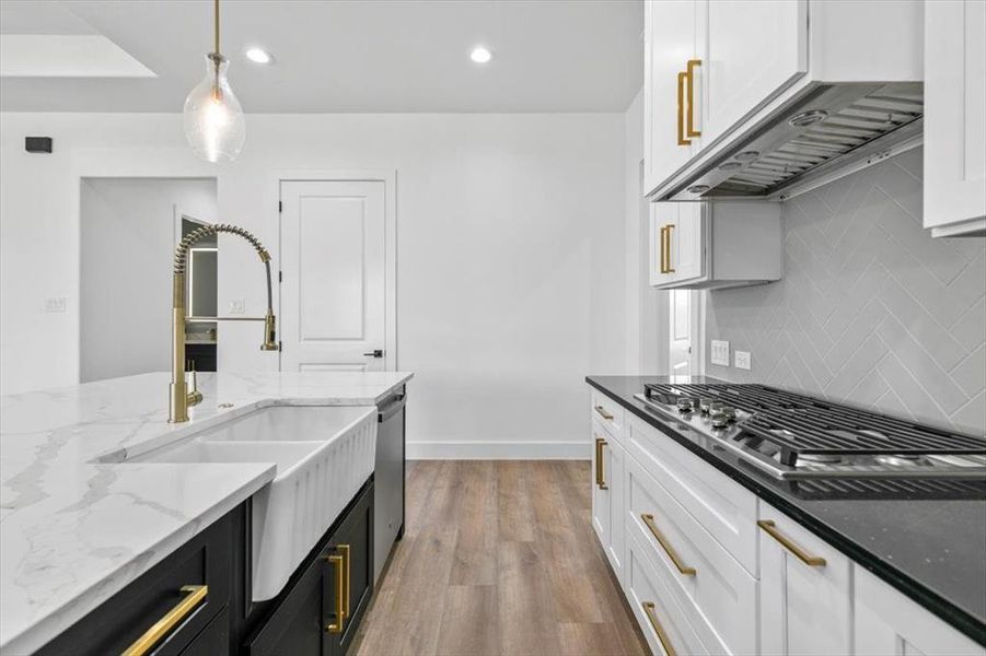 Lovely kitchen with apron front ceramic farmouse sink