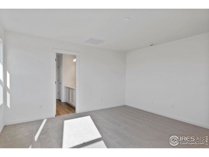 Spacious, unfurnished interior of a new home in Granary, Johnstown (Image 20).