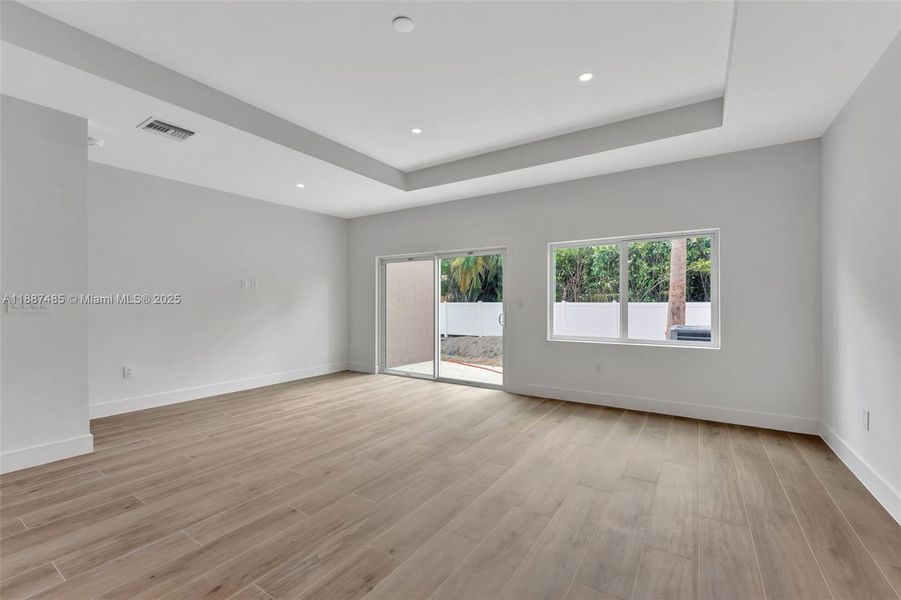 Spacious, unfurnished interior of a new home in , Coral Springs (Image 19).