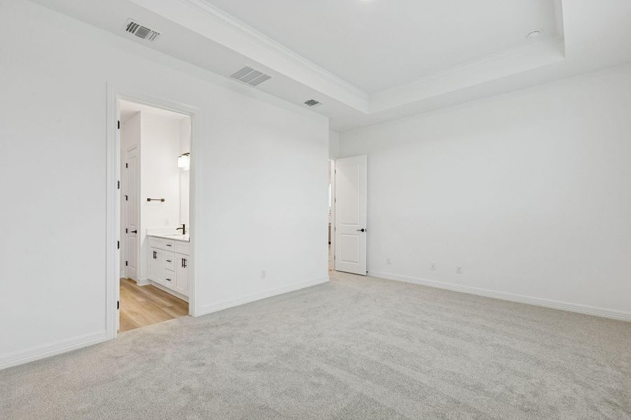 Spacious, unfurnished interior of a new home in Valencia, Manvel (Image 17).