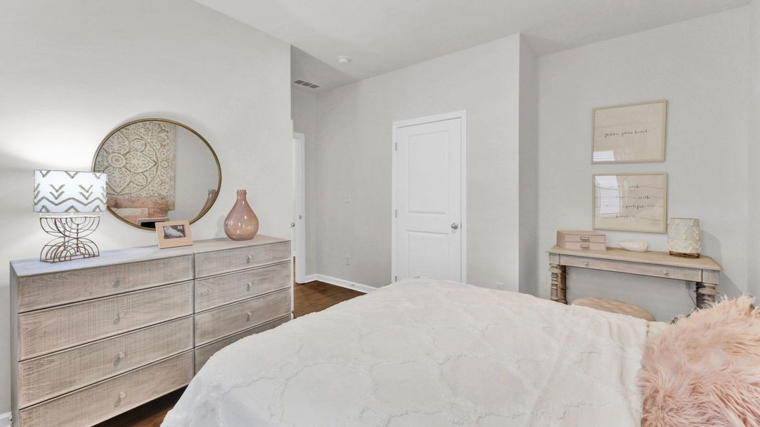 Representative furnished interior of a home built from the Denton by D.R. Horton in Harbor Crest, Ooltewah (Image 9).