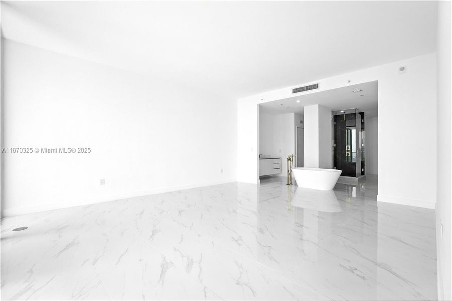 Spacious, unfurnished interior of a new home in Aria Reserve, Miami (Image 19).