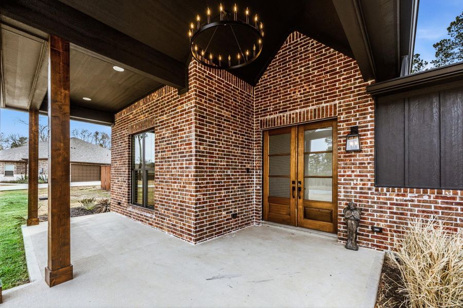 Exterior details and patio area of a home in , Huntsville (Image 3).