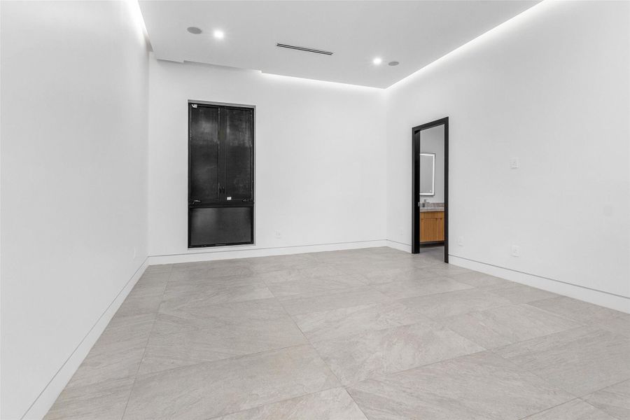 Spacious, unfurnished interior of a new home in , Parkland (Image 22).