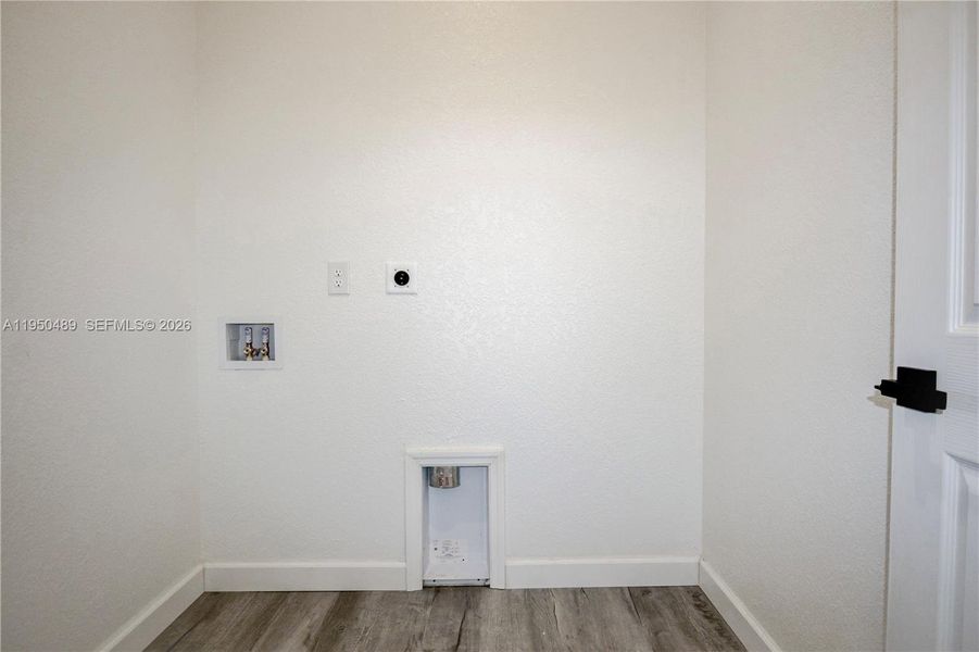 Spacious, unfurnished interior of a new home in , Sebring (Image 29).