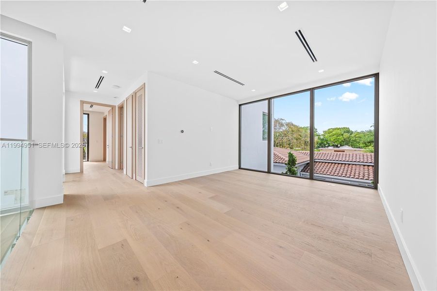Spacious, unfurnished interior of a new home in , Miami (Image 23).