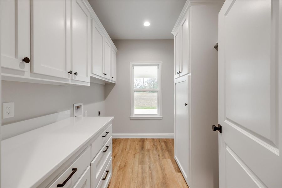 Furnished interior view inside a new home in , Grapeland (Image 10).